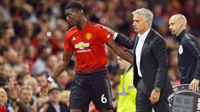 Pogba y Mourinho, durante un partido