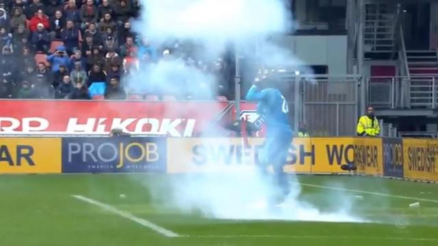 El portero del Ajax  atacado con petardos y botellas por la afición del Utrecht