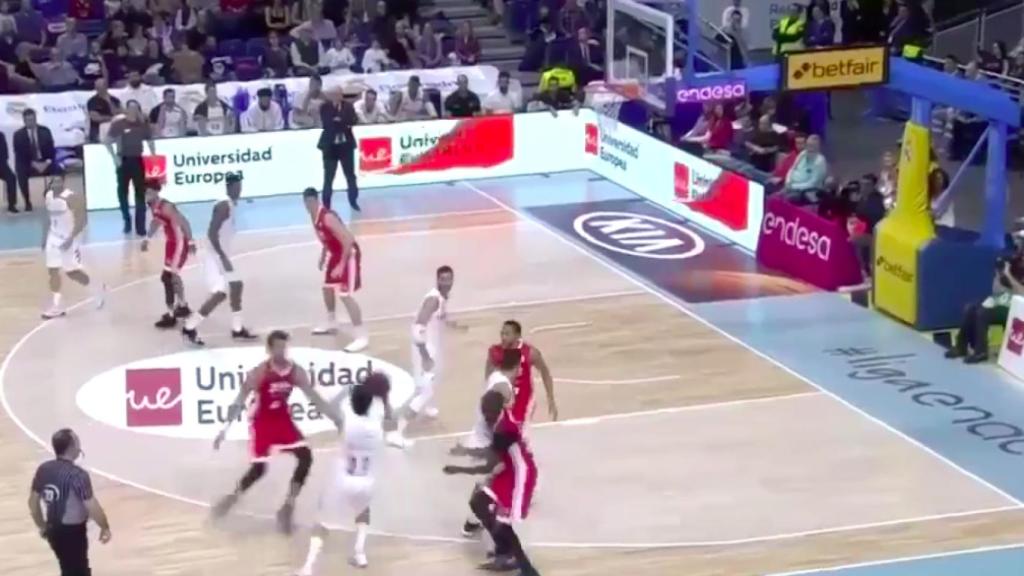 Llull aparece en el momento más importante: su mandarina para romper el partido