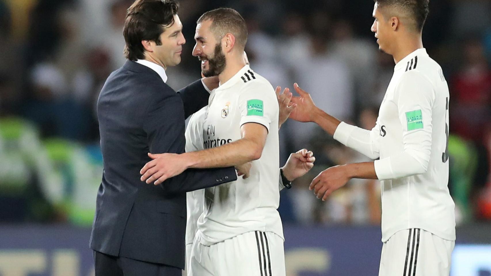 Solari y Benzema se abrazan