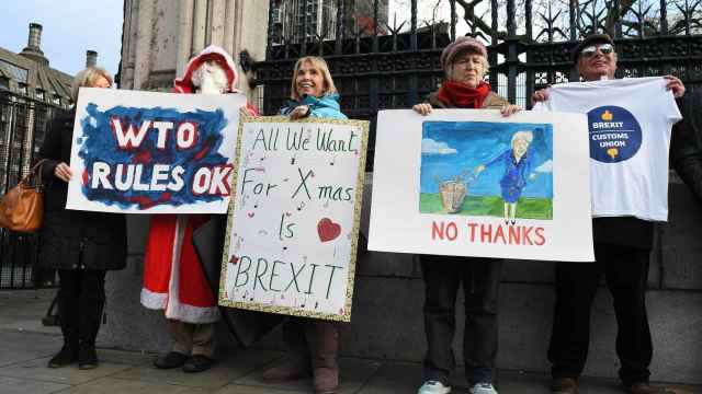 Activistas pro y anti 'brexit' se manifiestan en el Parlamento de Londres