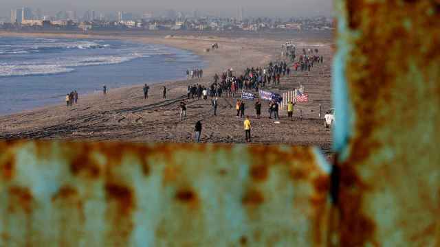 Imagen del lado estadounidense a través de la actual valla fronteriza con México.