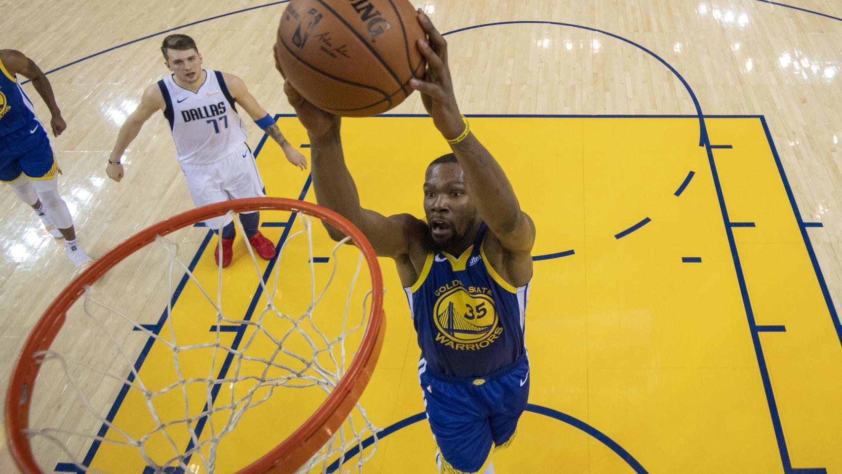 Durant machaca el aro ante la mirada de Doncic