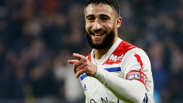 Nabil Fekir celebra un gol con el Lyon