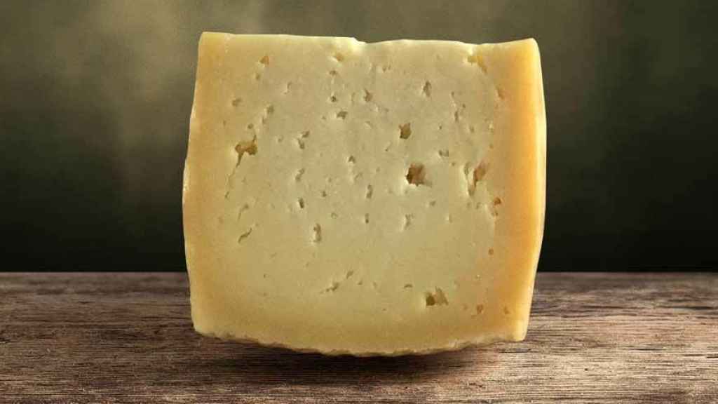 Una riquísima cuña de queso curado.