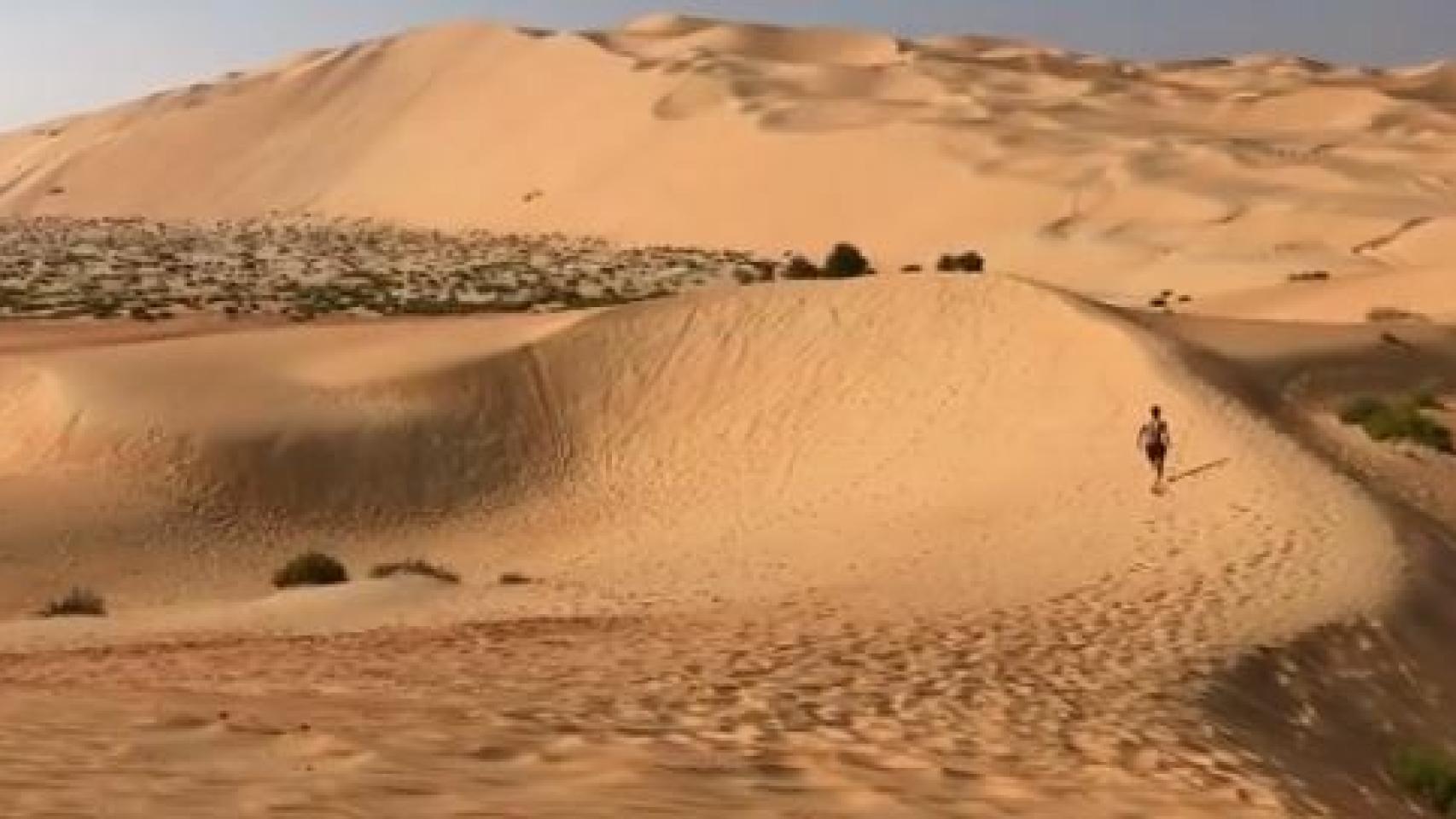 Marcos Llorente corriendo por el desierto