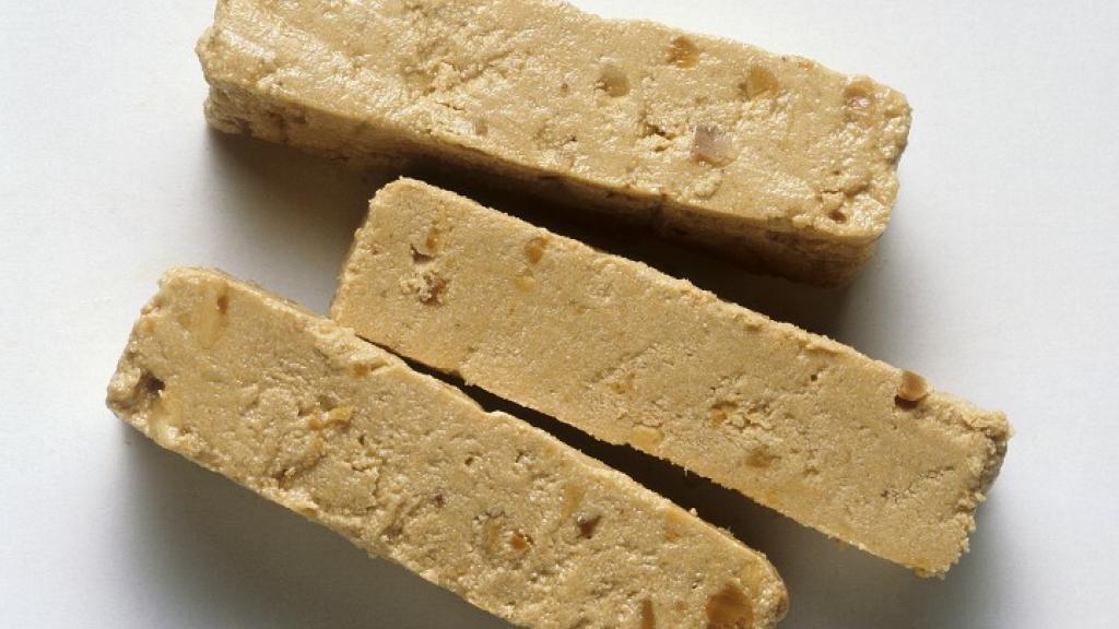 La base del turrón: frutos secos y miel.