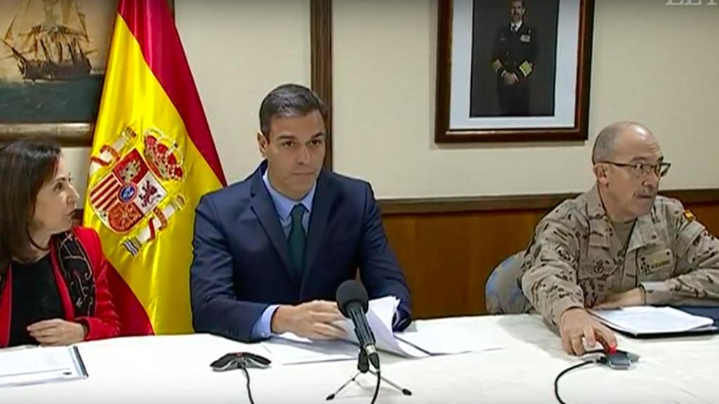 Pedro Sánchez, en Rota (Cádiz) junto a la ministra de Defensa, Margarita Robles.