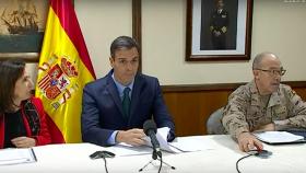 Pedro Sánchez, en Rota (Cádiz) junto a la ministra de Defensa, Margarita Robles.