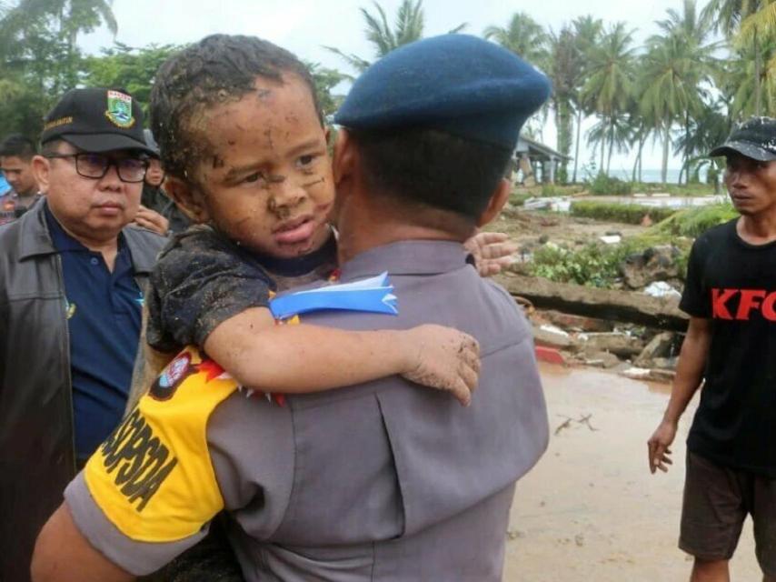 El niño milagro rescatado en Carita (Indonesia) tras 12 horas bajo los escombros.