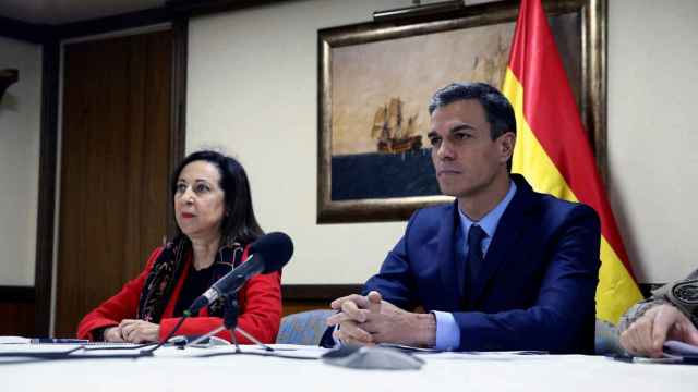 El presidente del Gobierno, Pedro Sánchez, junto a la ministra de Defensa, Margarita Robles