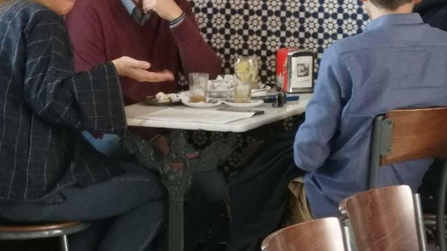 Marin reunido con Antonio Maíllo y Teresa Rodriguez, negociando en la estación de tren de Jerez.