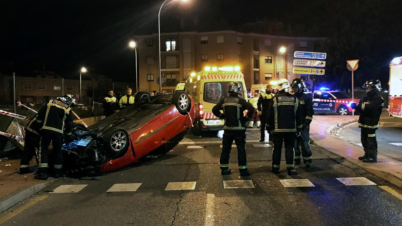 Estado del vehículo tras saltarse un semáforo y atropellar a varias personas en Alcalá.