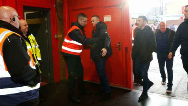 Wayne Rooney visita Old Traffor y es cacheado en la entrada