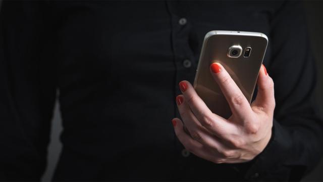 Una mujer con su teléfono móvil