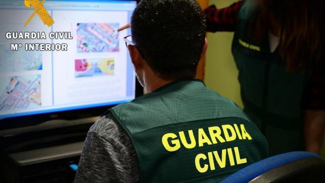 Agentes de la Guardia Civil comprobando datos en la comandancia.