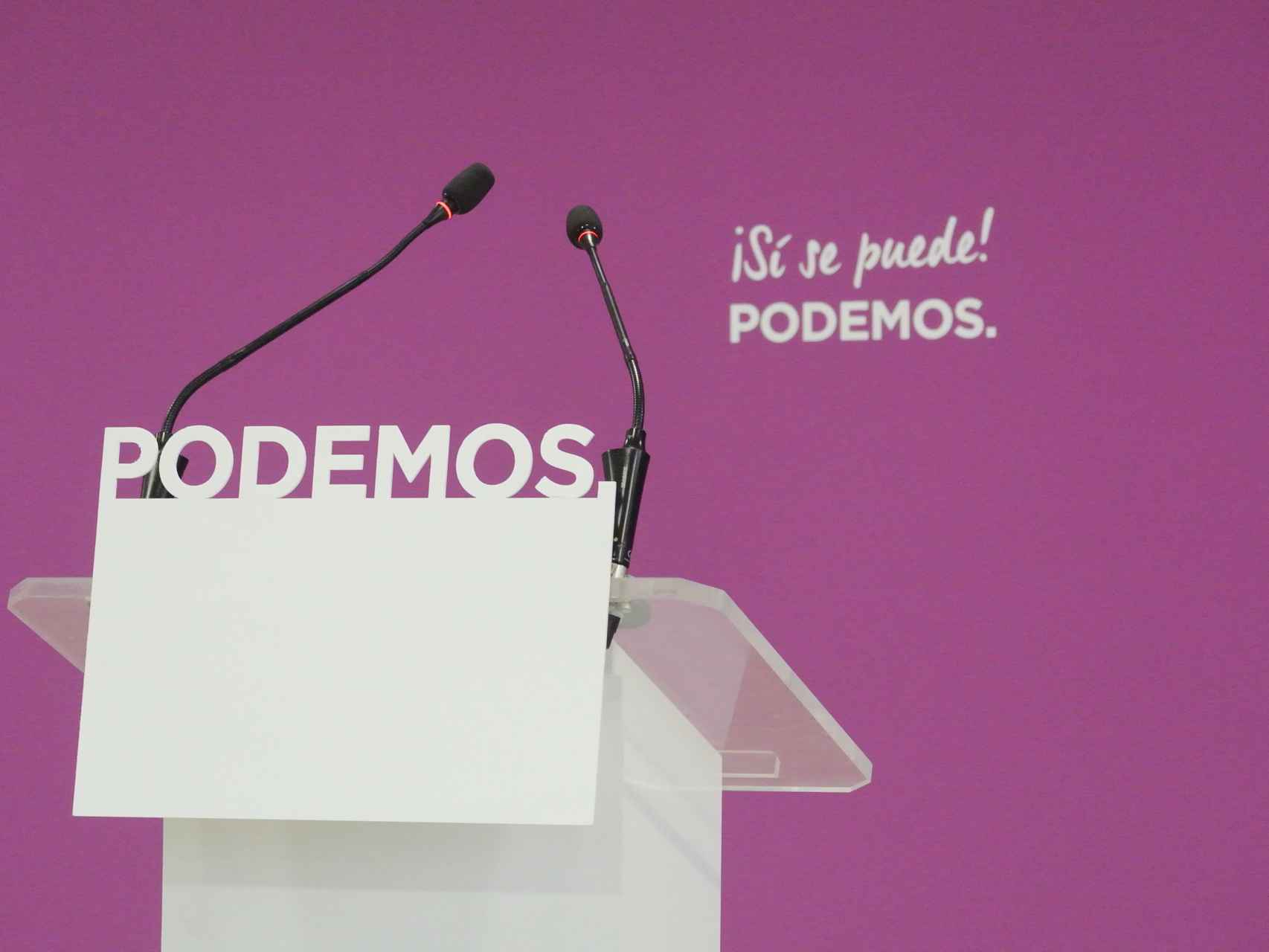 El atril vacío en la sala de prensa de la sede de Podemos en Madrid.