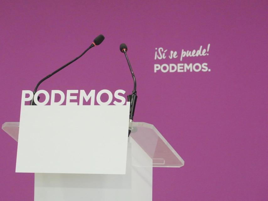 El atril vacío en la sala de prensa de la sede de Podemos en Madrid.