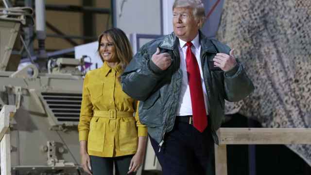 Trump y Melania aparecen por sopresa antes las tropas desplegadas en Irak el lunes
