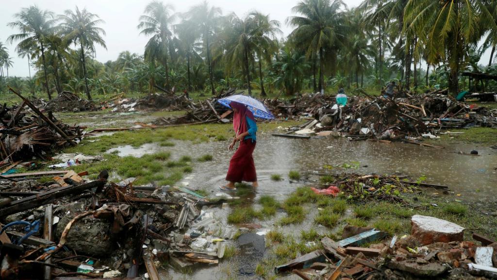 Una mujer busca entre los restos de Sumur, en la provincia de Banten (Indonesia) cuatro días después del tsunami.