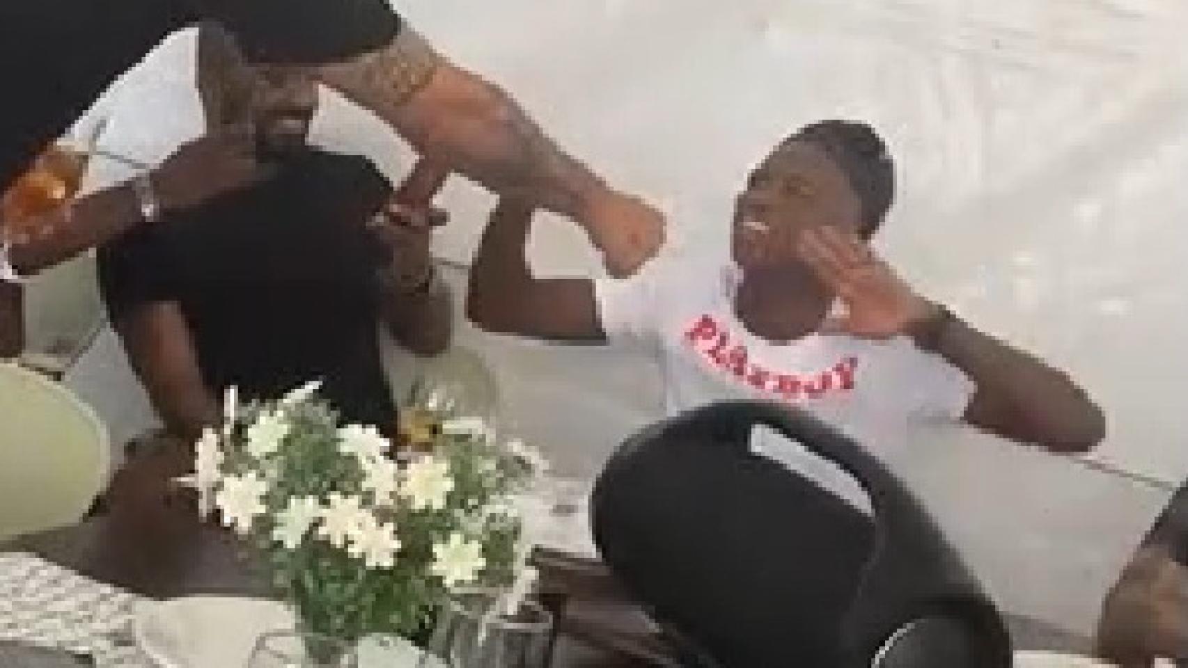 Vinicius bailando en un restaurante de Brasil