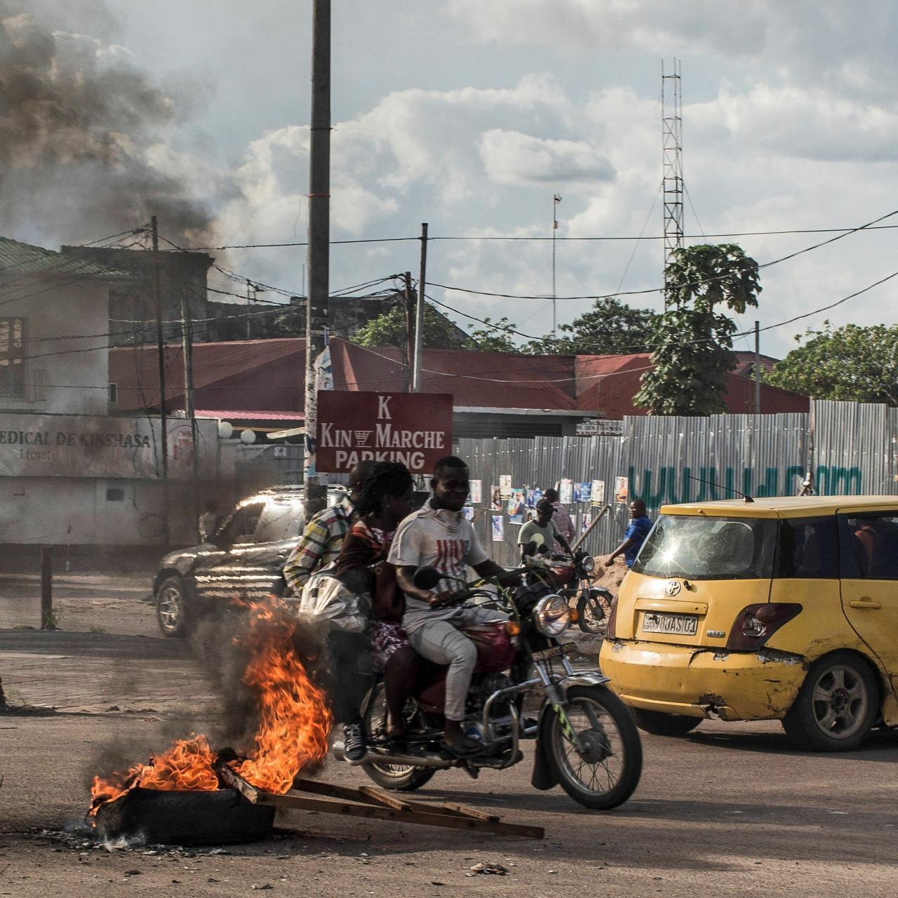 Un neumático arde durante las protestas civiles por el aplazamiento de las elecciones.