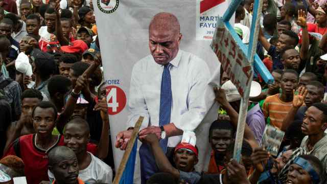 Personas se manifiestan a favor del candidato Martin Fayulu.