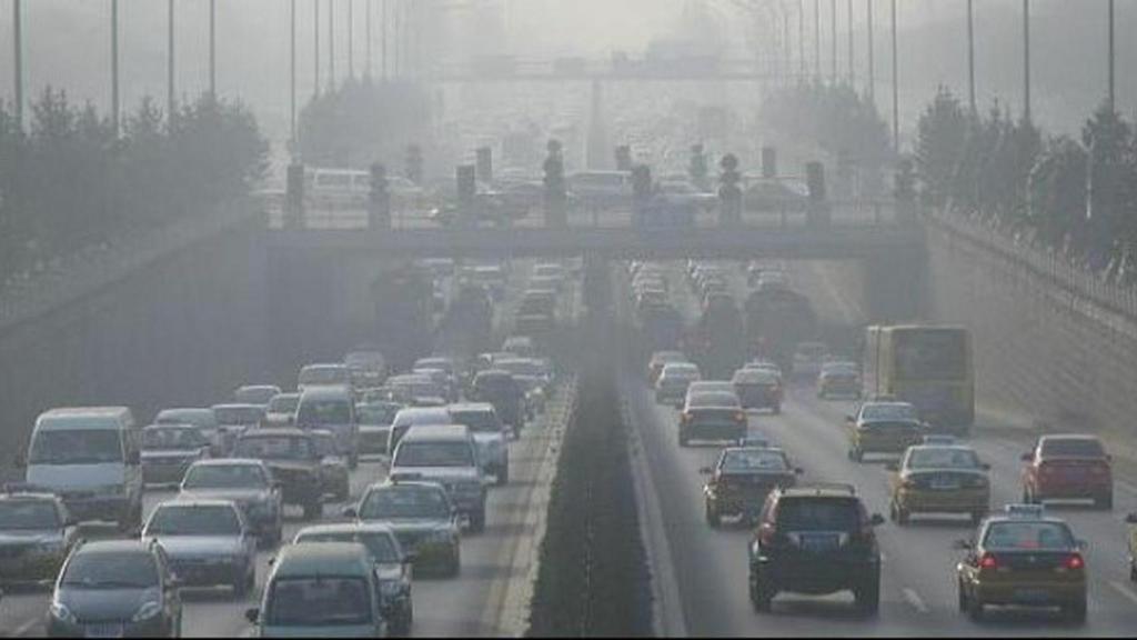 Los vehículos circulan sobre una boina de contaminación.