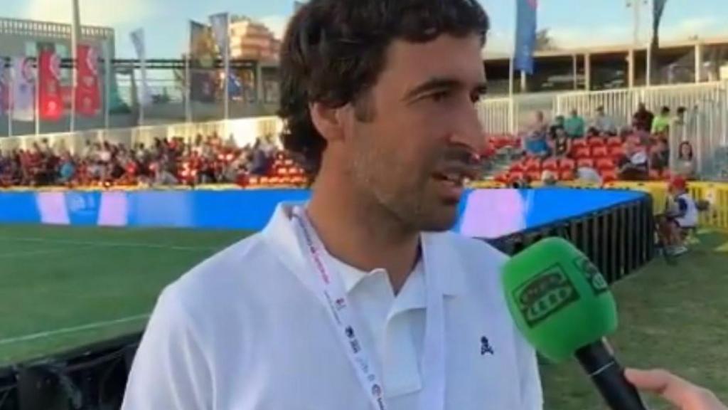 Raúl González antes del segundo  partido de LaLiga Promises. Foto: Twitter (ElTransistorOC)