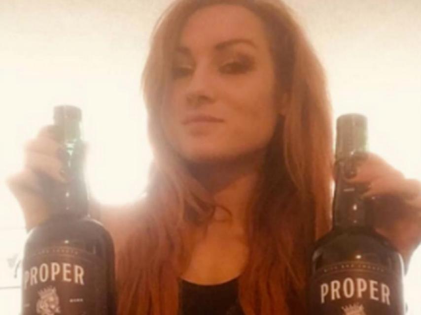 Becky Lynch agradece a McGregor su regalo en redes sociales