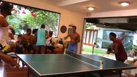 Ronaldinho, en un partido de ping-pong ante Kuranyi