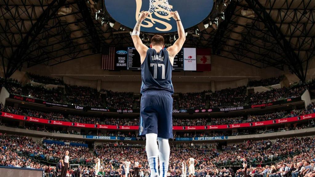 Luka Doncic en el partido entre los Dallas Mavericks y los New Orleans Pelicans. Foto: Twitter (@dallasmavs)