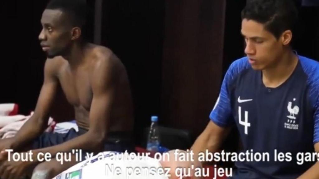 Varane da la charla con Matuidi a su lado