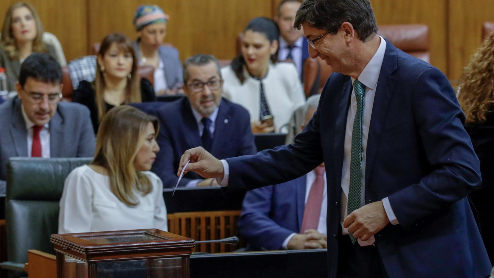 Juan Marín, líder de Ciudadanos, con Susana Díaz al fondo.