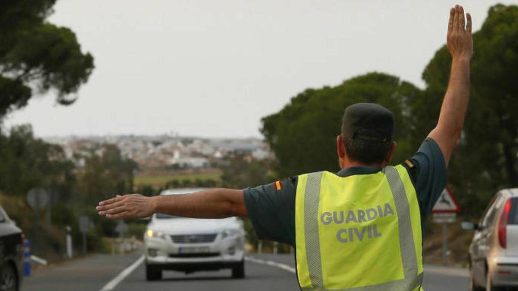 Control de tráfico en una carretera secundaria.