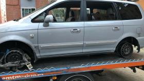 El coche sin neumáticos en el que conducía el detenido.