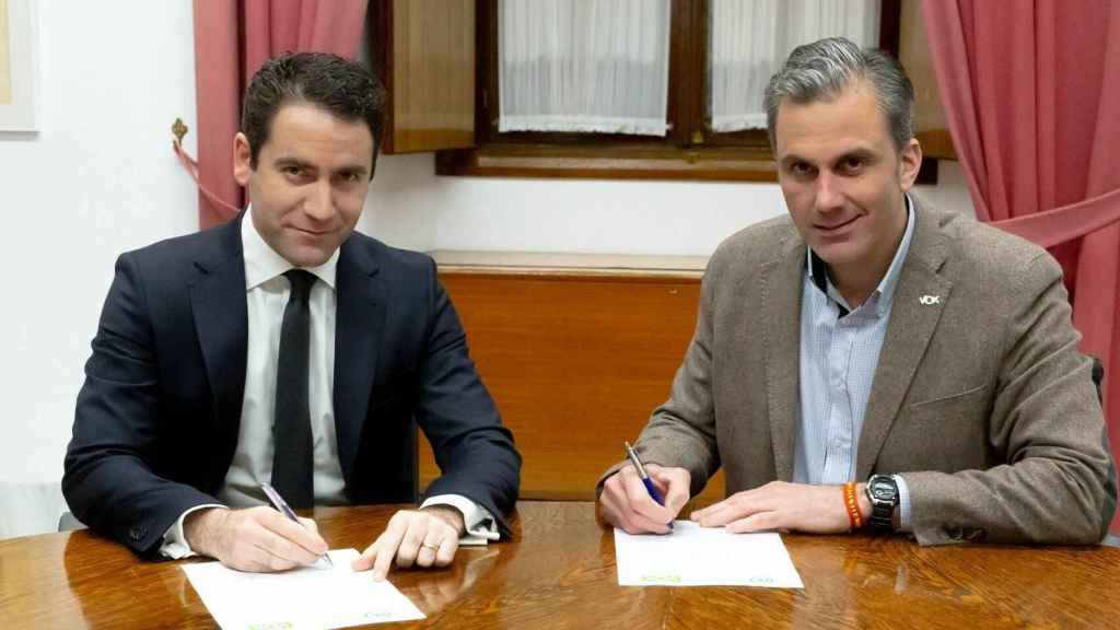 Los números 'dos' de PP y Vox a nivel nacional, Teodoro García Egea y Javier Ortega Smit, firman el acuerdo de la Mesa del Parlamento.
