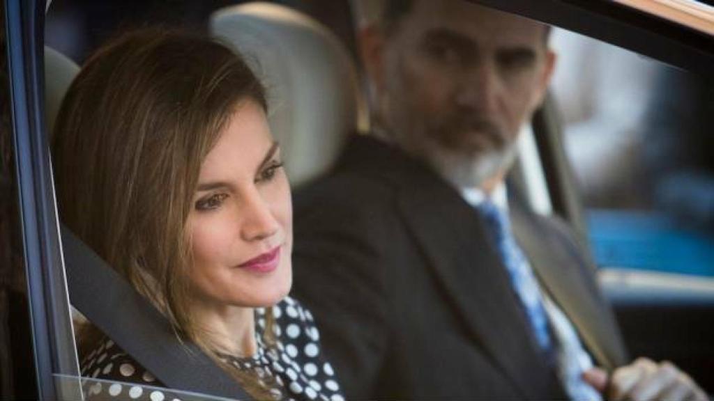 La reina Letizia mira por la ventanilla del coche.