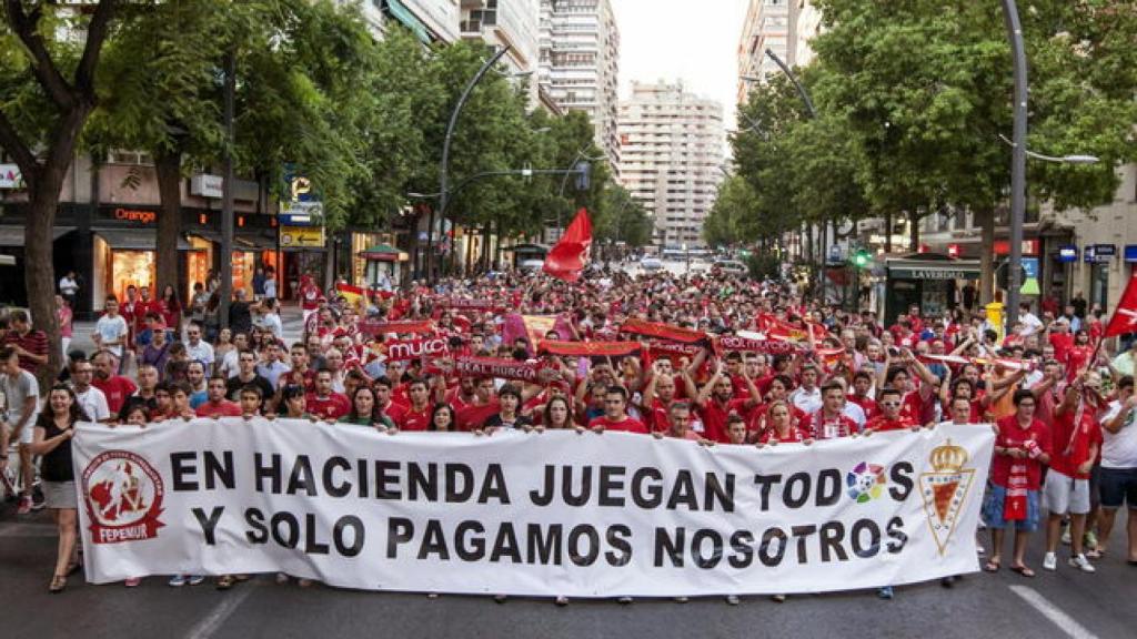 Los aficionados del Real Murcia se concentranfrente a la sede de la Delegación de Hacienda