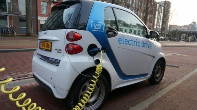 Un Car2Go para a cargar.