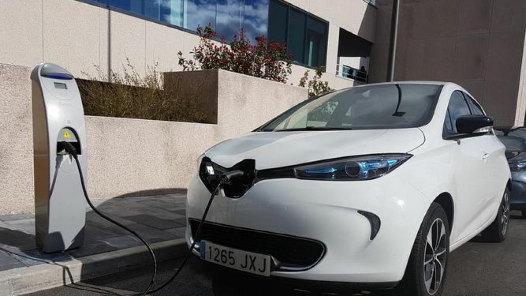 Un coche eléctrico para a repostar.