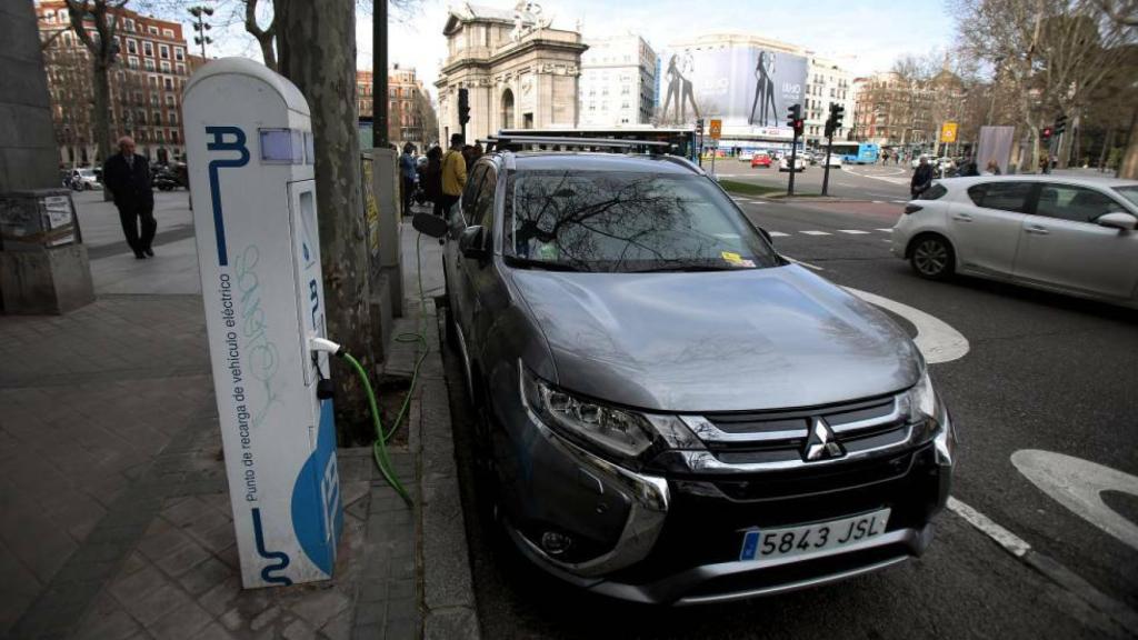 Un coche eléctrico para a repostar.