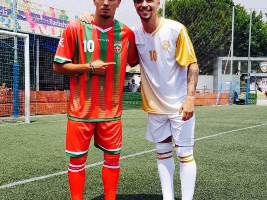 Brahim Díaz y Dani Sánchez (Juvenil A del Real Madrid) con la camiseta del Tiro Pichón. Foto: Facebook (CD Tiro Pichón)