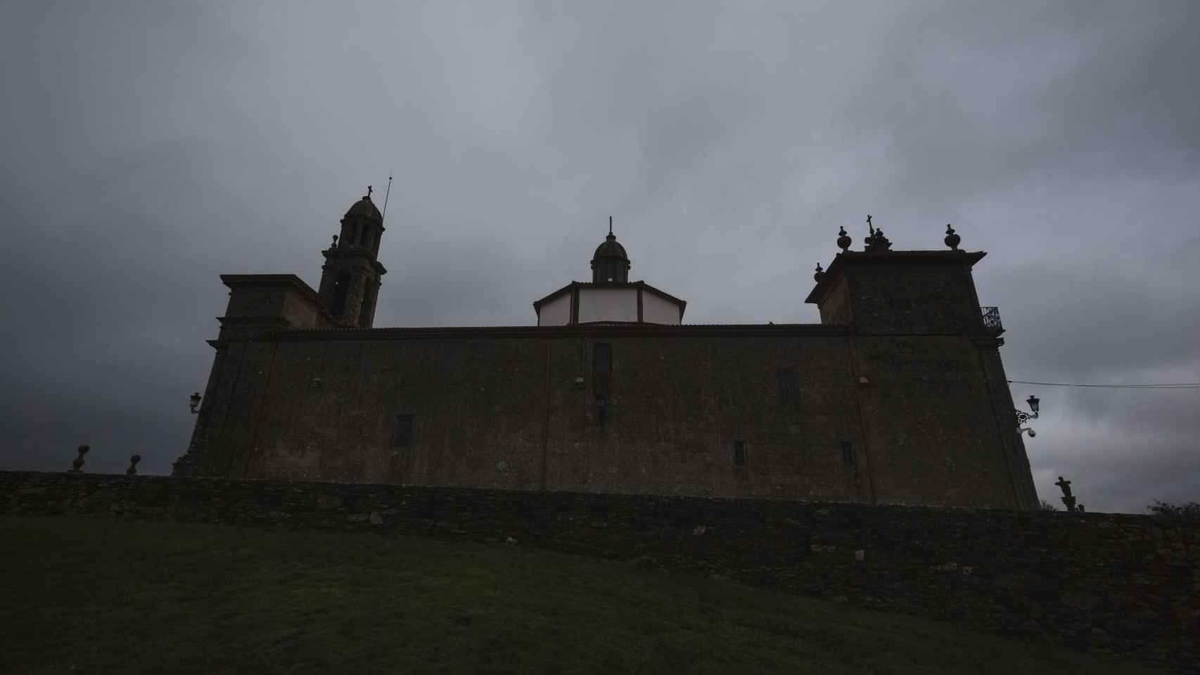 Exterior de la iglesia de O Corpiño, un día nublado de diciembre.