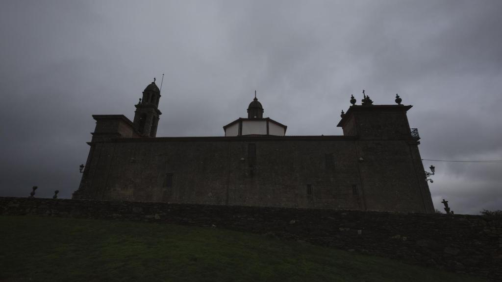 Exterior de la iglesia de O Corpiño, un día nublado de diciembre.