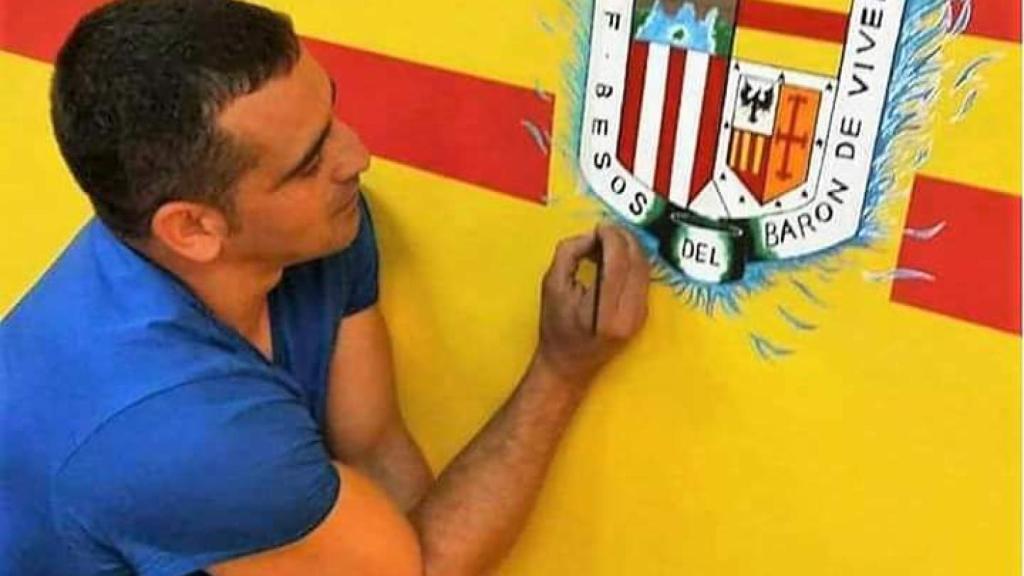 Edu Colmena pintando el escudo del equipo de fútbol de su barrio