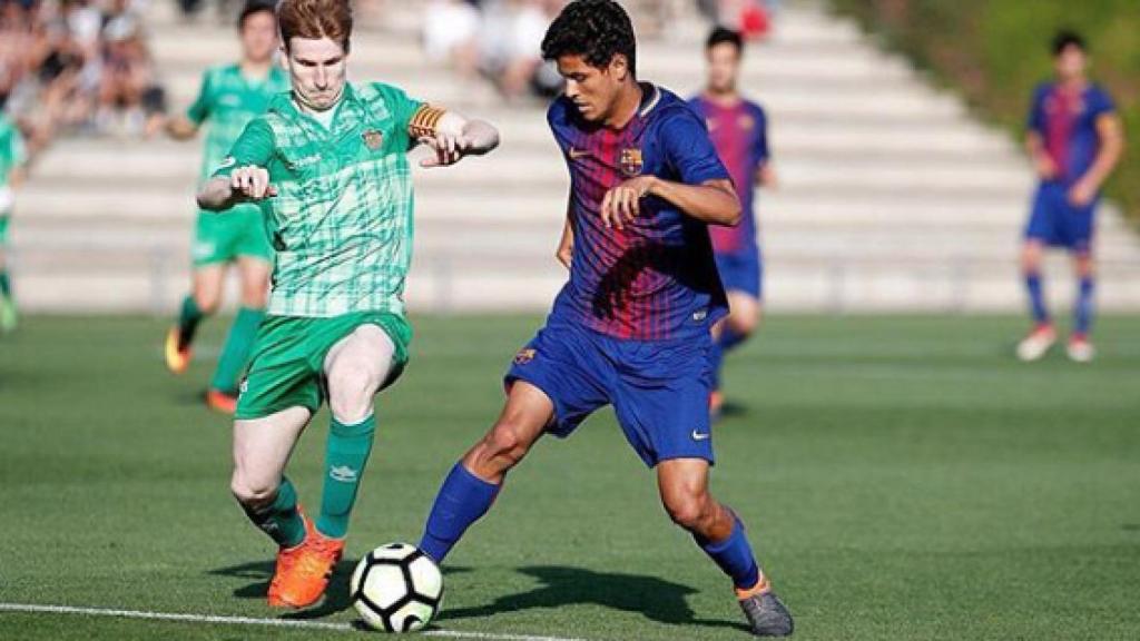 Lucas de Vega, en un partido con el Barcelona. Foto: Instagram (@lucasdevega8)