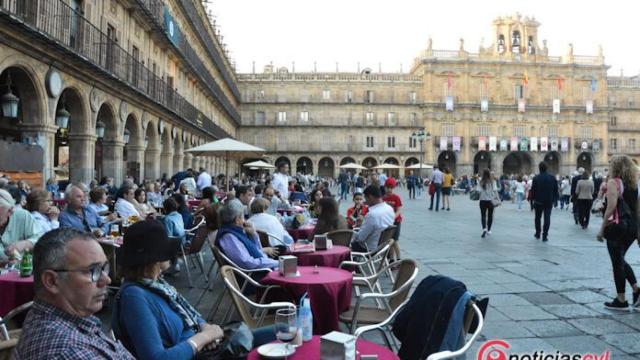 turistas plaza mayor salamanca