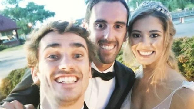 Griezmann con Godín y su mujer en la boda del defensa en Uruguay. Foto Instagram: (@antogriezmann)