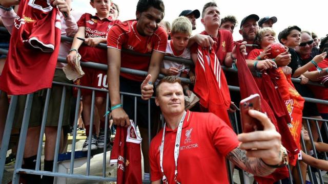 Riise con aficionados del Liverpool. Foto Twitter: (@JARiiseOfficial)